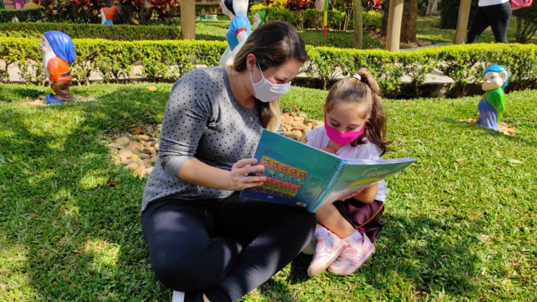 A importância de contar histórias e ler para as crianças