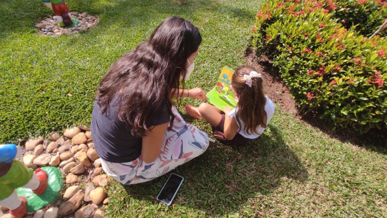 A importância de contar histórias e ler para as crianças